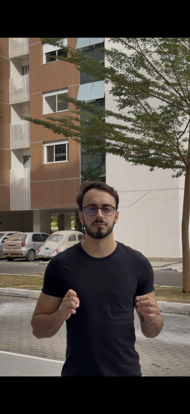 Corretor de imóveis analisando resultados de marketing digital